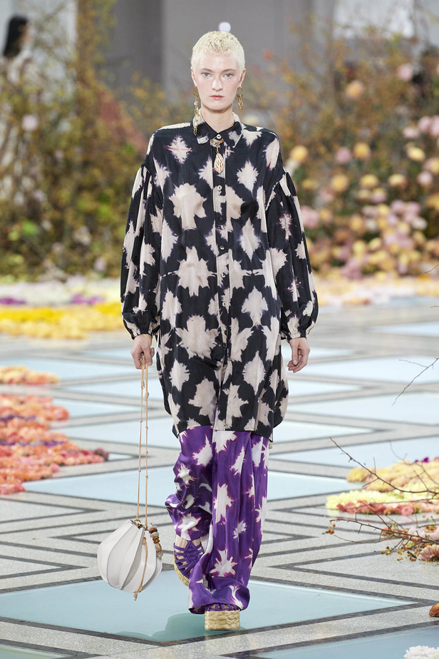 أجواء شاطئية مرحة مع مجموعة Ulla Johnson لربيع وصيف 2023 في نيويورك