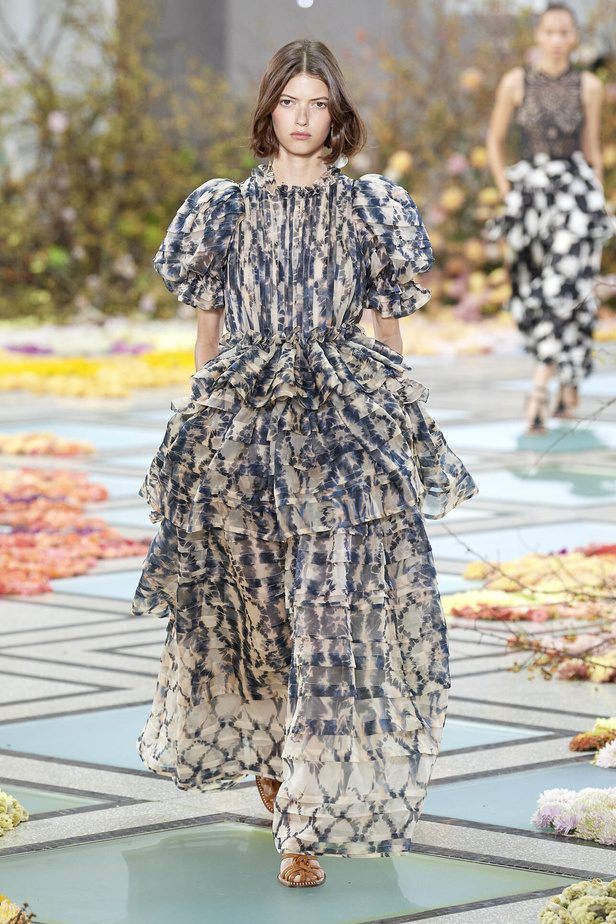 أجواء شاطئية مرحة مع مجموعة Ulla Johnson لربيع وصيف 2023 في نيويورك