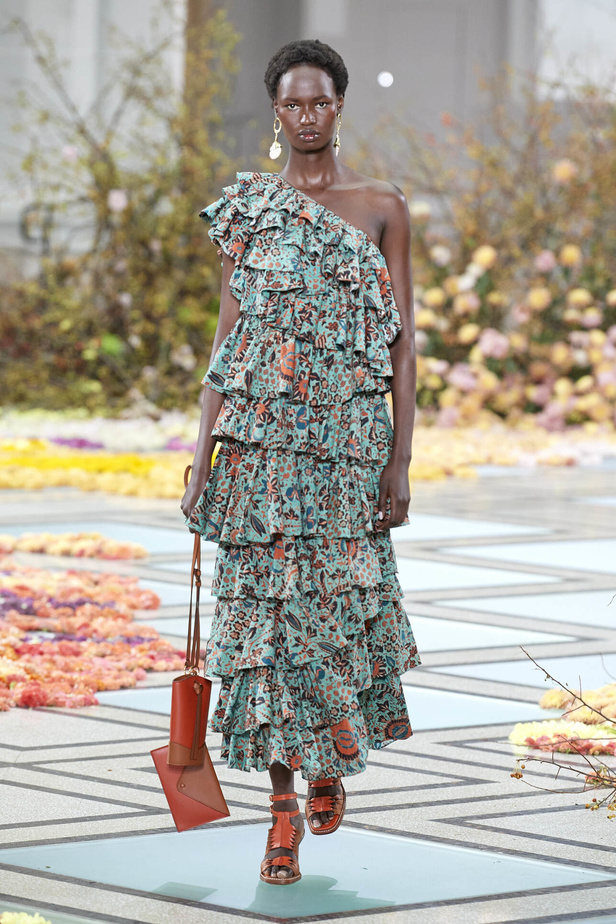 أجواء شاطئية مرحة مع مجموعة Ulla Johnson لربيع وصيف 2023 في نيويورك