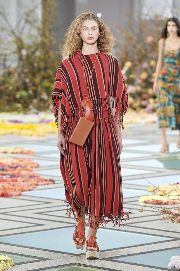 أجواء شاطئية مرحة مع مجموعة Ulla Johnson لربيع وصيف 2023 في نيويورك