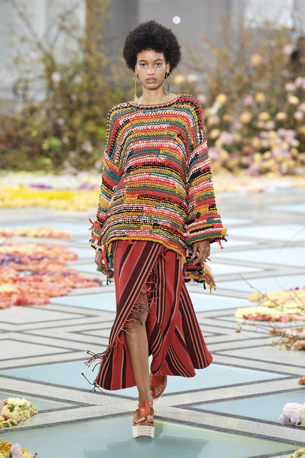 أجواء شاطئية مرحة مع مجموعة Ulla Johnson لربيع وصيف 2023 في نيويورك