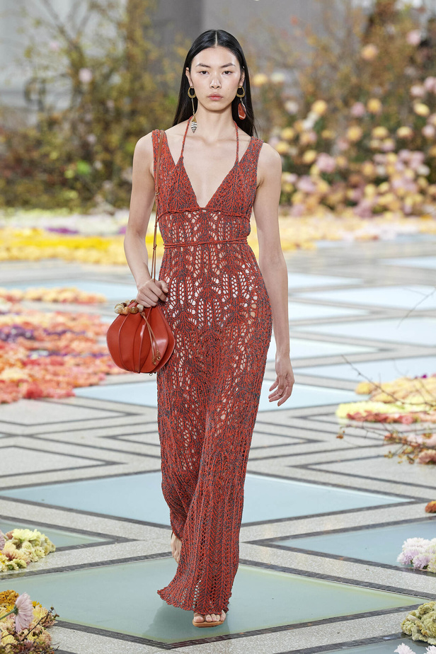 أجواء شاطئية مرحة مع مجموعة Ulla Johnson لربيع وصيف 2023 في نيويورك