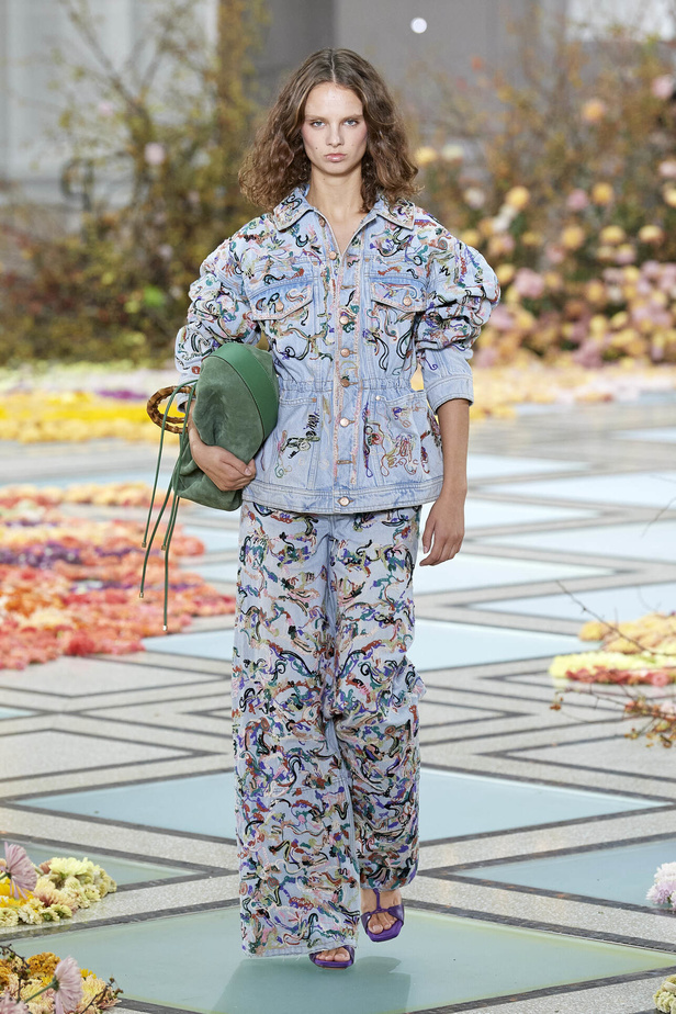 أجواء شاطئية مرحة مع مجموعة Ulla Johnson لربيع وصيف 2023 في نيويورك