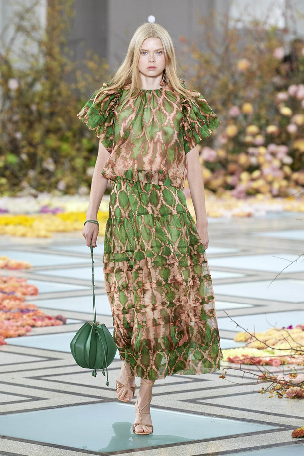 أجواء شاطئية مرحة مع مجموعة Ulla Johnson لربيع وصيف 2023 في نيويورك