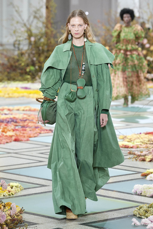 أجواء شاطئية مرحة مع مجموعة Ulla Johnson لربيع وصيف 2023 في نيويورك