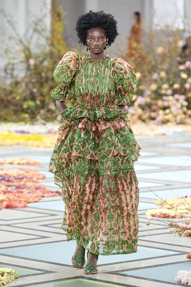 أجواء شاطئية مرحة مع مجموعة Ulla Johnson لربيع وصيف 2023 في نيويورك