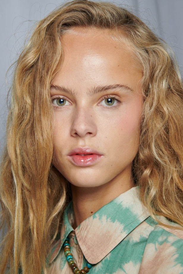 أجواء شاطئية مرحة مع مجموعة Ulla Johnson لربيع وصيف 2023 في نيويورك