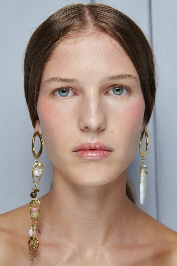 أجواء شاطئية مرحة مع مجموعة Ulla Johnson لربيع وصيف 2023 في نيويورك