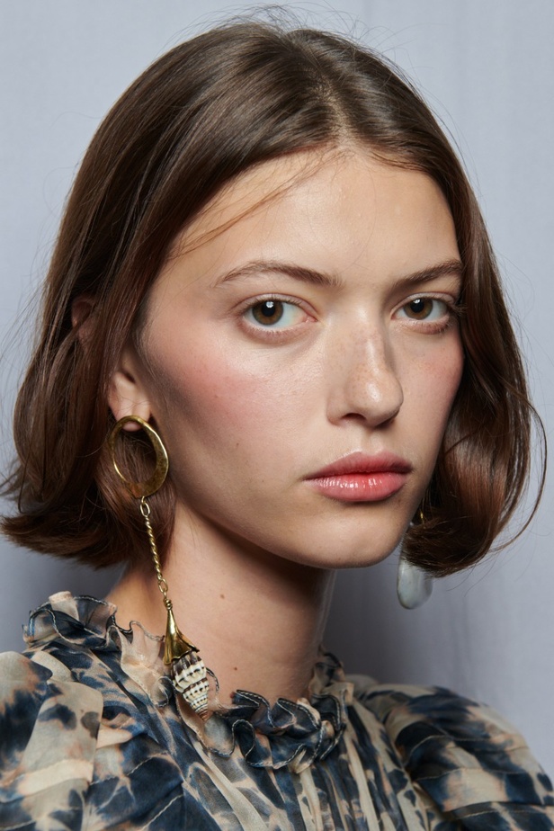 أجواء شاطئية مرحة مع مجموعة Ulla Johnson لربيع وصيف 2023 في نيويورك