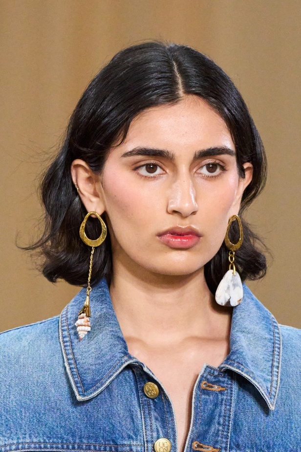 أجواء شاطئية مرحة مع مجموعة Ulla Johnson لربيع وصيف 2023 في نيويورك