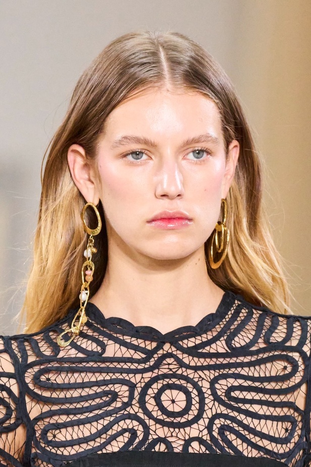 أجواء شاطئية مرحة مع مجموعة Ulla Johnson لربيع وصيف 2023 في نيويورك