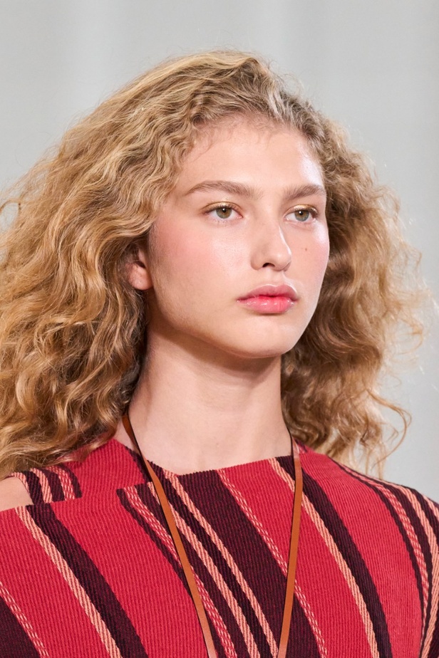 أجواء شاطئية مرحة مع مجموعة Ulla Johnson لربيع وصيف 2023 في نيويورك