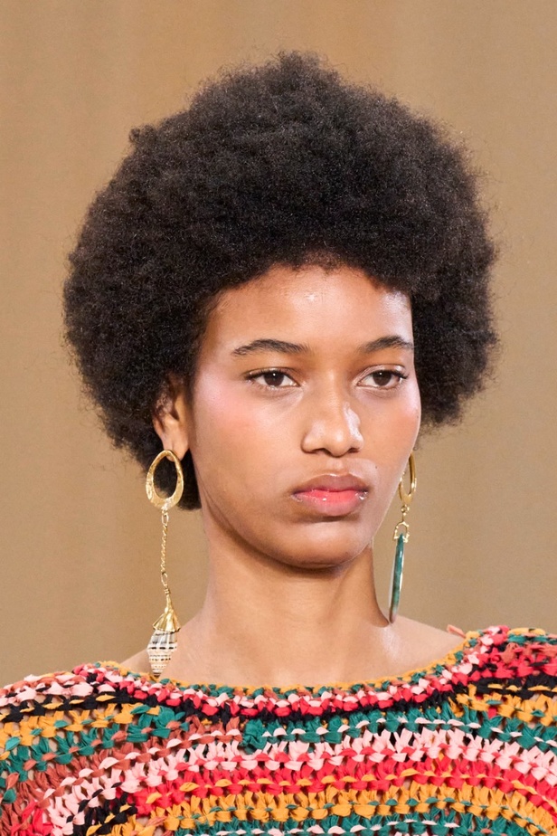 أجواء شاطئية مرحة مع مجموعة Ulla Johnson لربيع وصيف 2023 في نيويورك