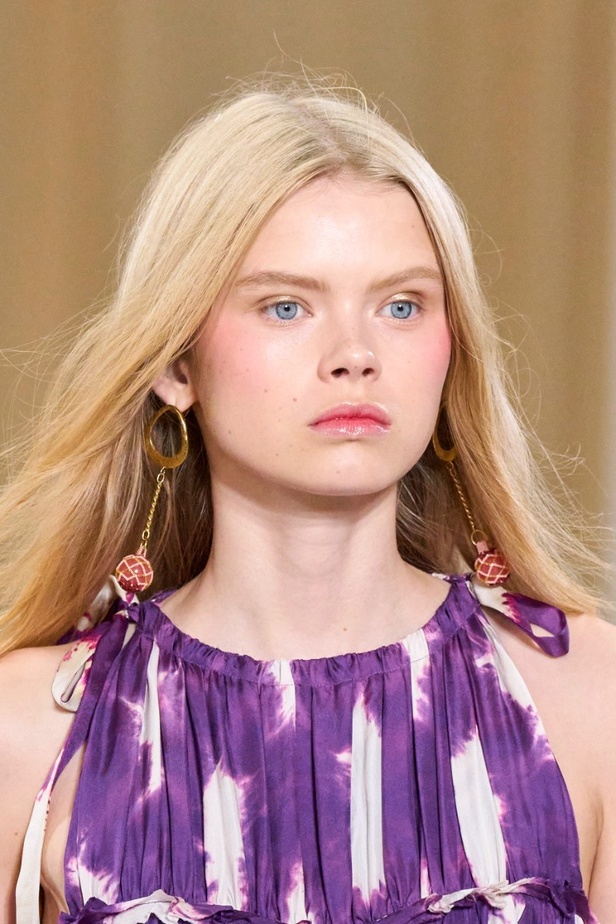 أجواء شاطئية مرحة مع مجموعة Ulla Johnson لربيع وصيف 2023 في نيويورك