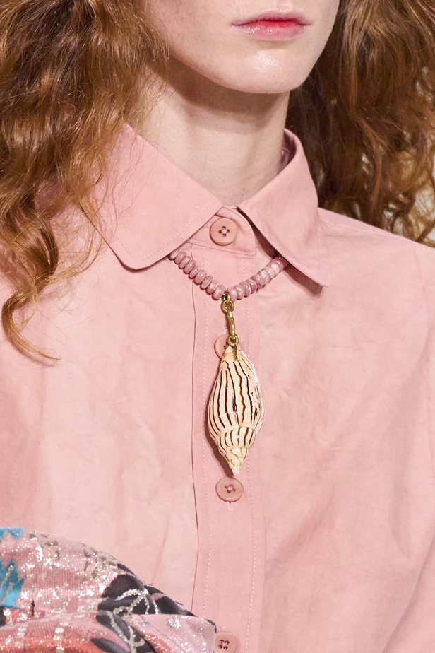 أجواء شاطئية مرحة مع مجموعة Ulla Johnson لربيع وصيف 2023 في نيويورك