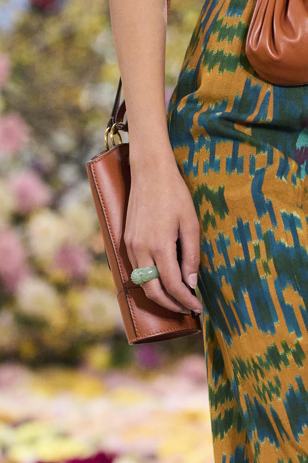 أجواء شاطئية مرحة مع مجموعة Ulla Johnson لربيع وصيف 2023 في نيويورك