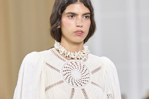 أجواء شاطئية مرحة مع مجموعة Ulla Johnson لربيع وصيف 2023 في نيويورك