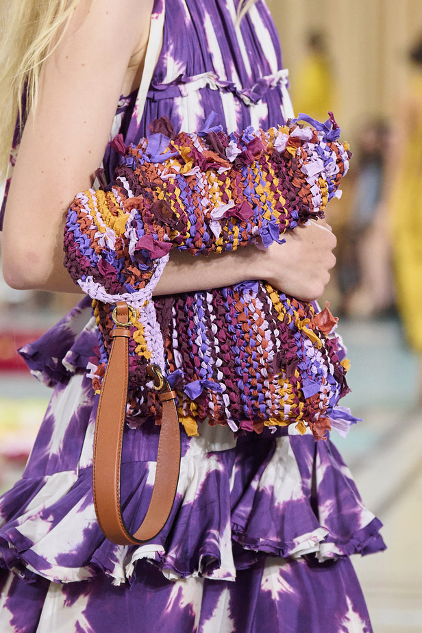 أجواء شاطئية مرحة مع مجموعة Ulla Johnson لربيع وصيف 2023 في نيويورك