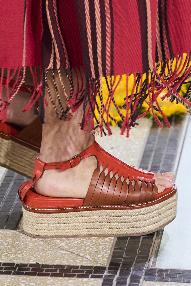 أجواء شاطئية مرحة مع مجموعة Ulla Johnson لربيع وصيف 2023 في نيويورك