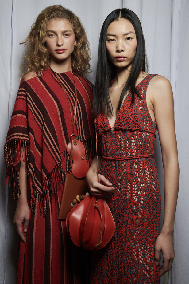 أجواء شاطئية مرحة مع مجموعة Ulla Johnson لربيع وصيف 2023 في نيويورك