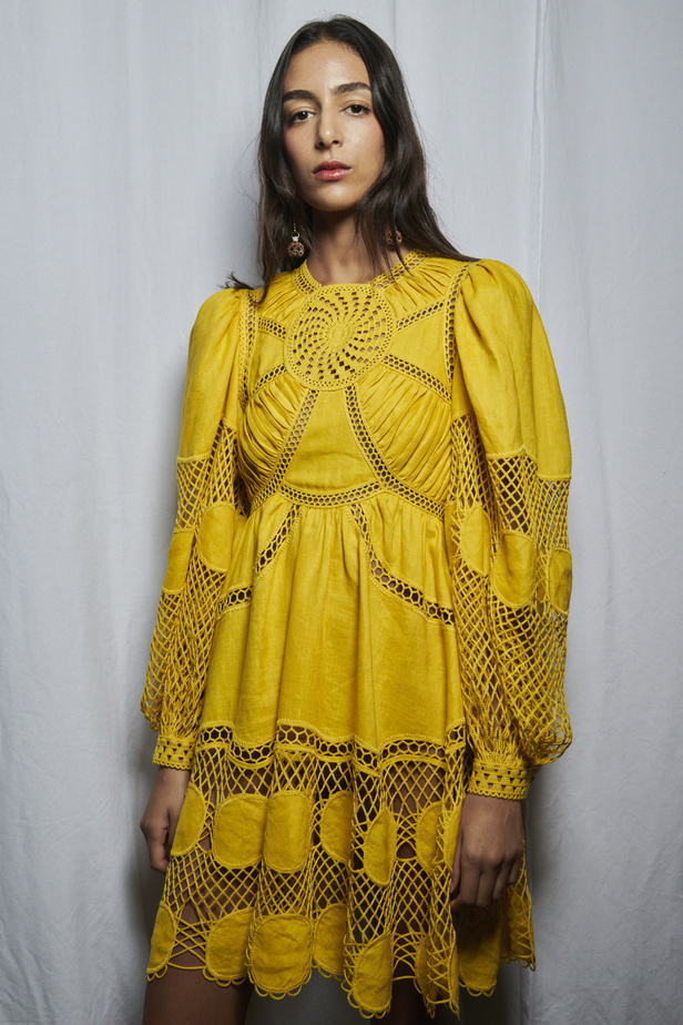 أجواء شاطئية مرحة مع مجموعة Ulla Johnson لربيع وصيف 2023 في نيويورك