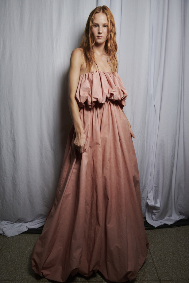 أجواء شاطئية مرحة مع مجموعة Ulla Johnson لربيع وصيف 2023 في نيويورك