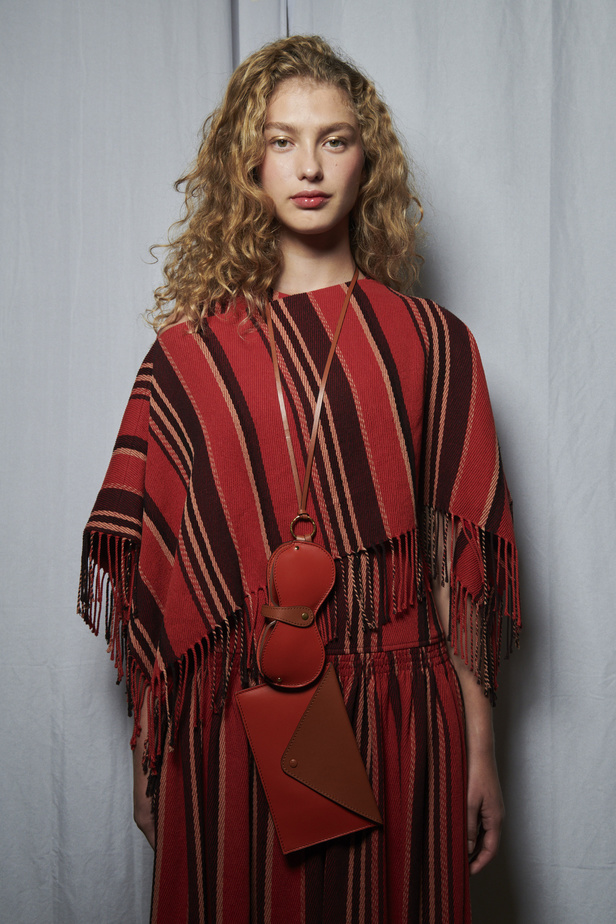 أجواء شاطئية مرحة مع مجموعة Ulla Johnson لربيع وصيف 2023 في نيويورك