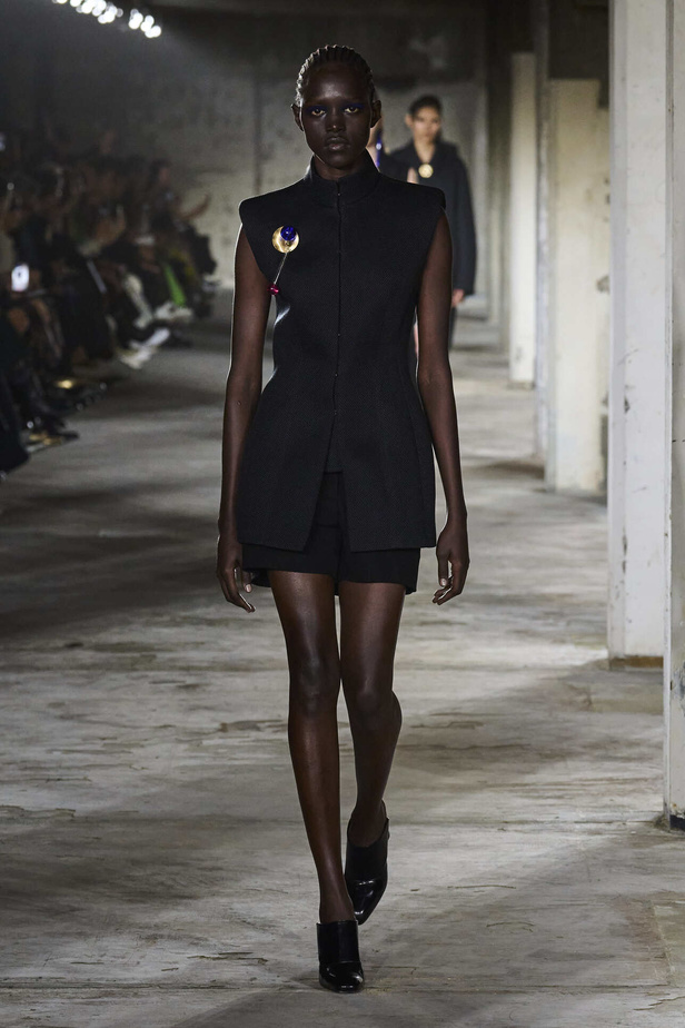 مجموعة Dries Van Noten لموسم ربيع وصيف 2023.. سحر الأسود وأناقة النقشات