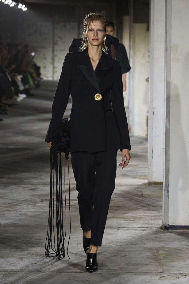 مجموعة Dries Van Noten لموسم ربيع وصيف 2023.. سحر الأسود وأناقة النقشات