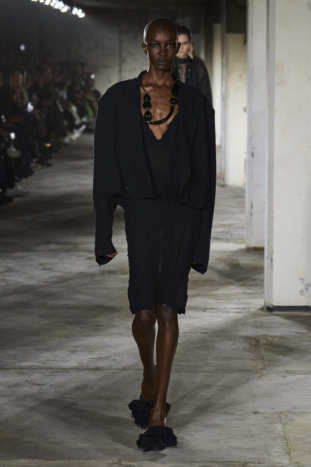 مجموعة Dries Van Noten لموسم ربيع وصيف 2023.. سحر الأسود وأناقة النقشات