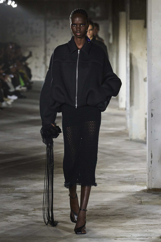 مجموعة Dries Van Noten لموسم ربيع وصيف 2023.. سحر الأسود وأناقة النقشات