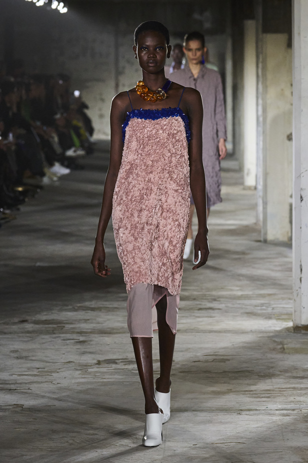 مجموعة Dries Van Noten لموسم ربيع وصيف 2023.. سحر الأسود وأناقة النقشات