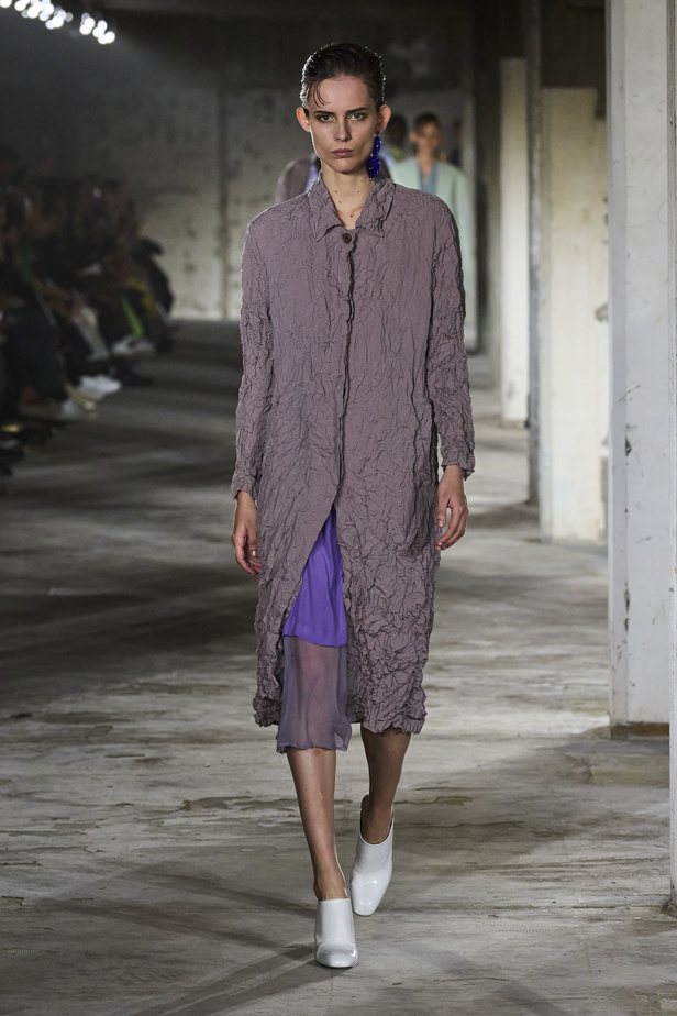 مجموعة Dries Van Noten لموسم ربيع وصيف 2023.. سحر الأسود وأناقة النقشات