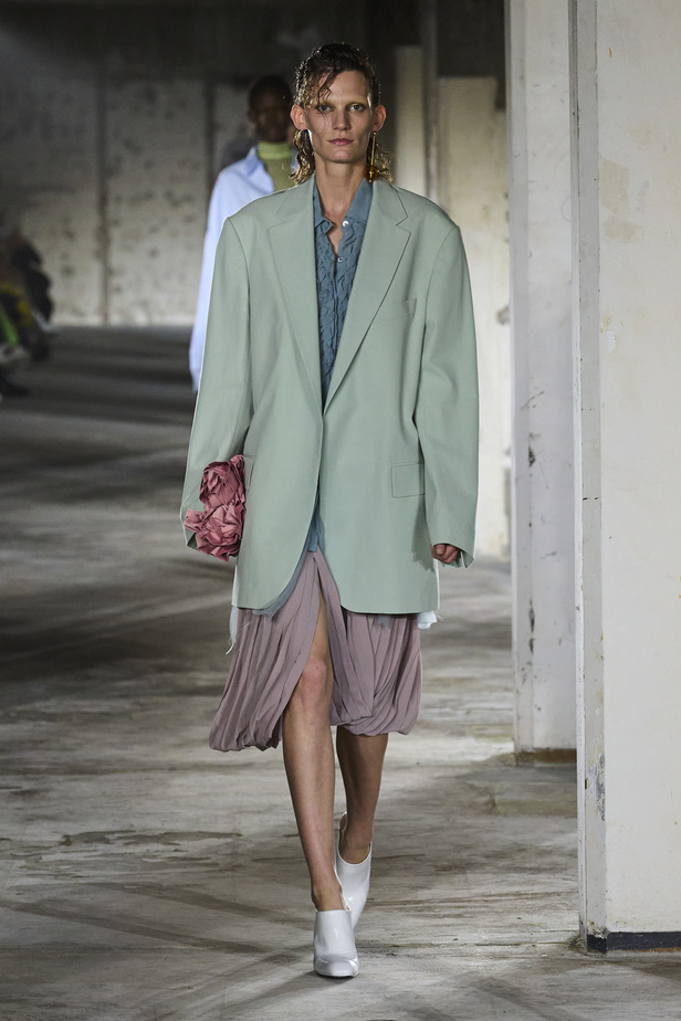 مجموعة Dries Van Noten لموسم ربيع وصيف 2023.. سحر الأسود وأناقة النقشات