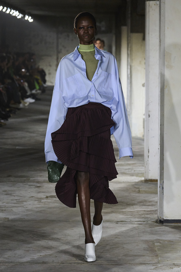 مجموعة Dries Van Noten لموسم ربيع وصيف 2023.. سحر الأسود وأناقة النقشات