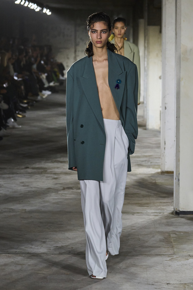 مجموعة Dries Van Noten لموسم ربيع وصيف 2023.. سحر الأسود وأناقة النقشات
