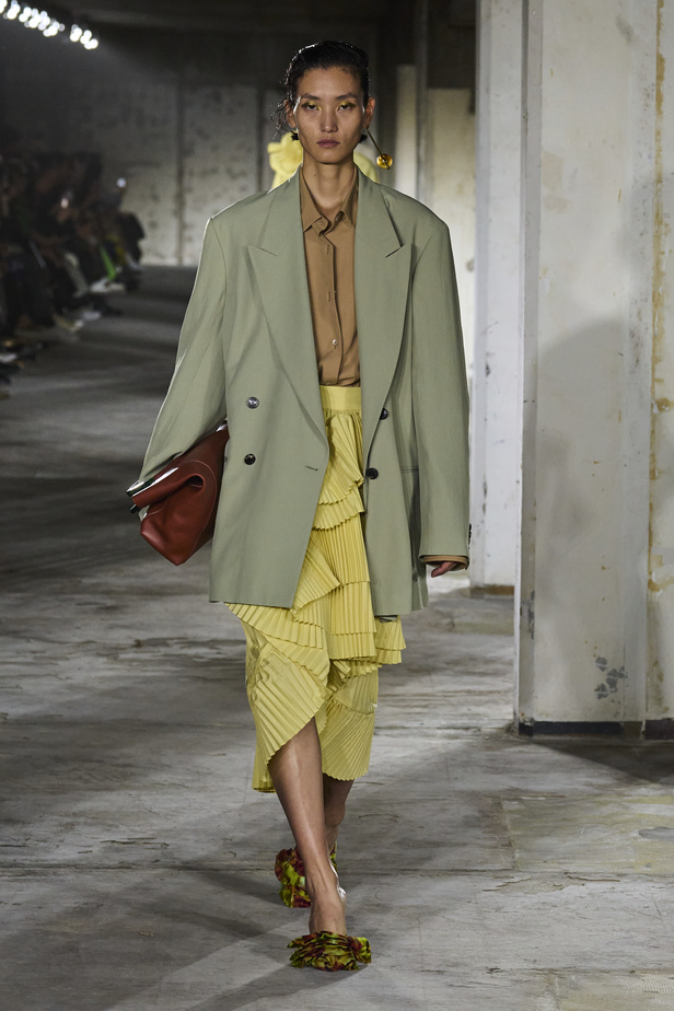 مجموعة Dries Van Noten لموسم ربيع وصيف 2023.. سحر الأسود وأناقة النقشات