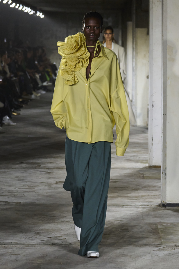 مجموعة Dries Van Noten لموسم ربيع وصيف 2023.. سحر الأسود وأناقة النقشات