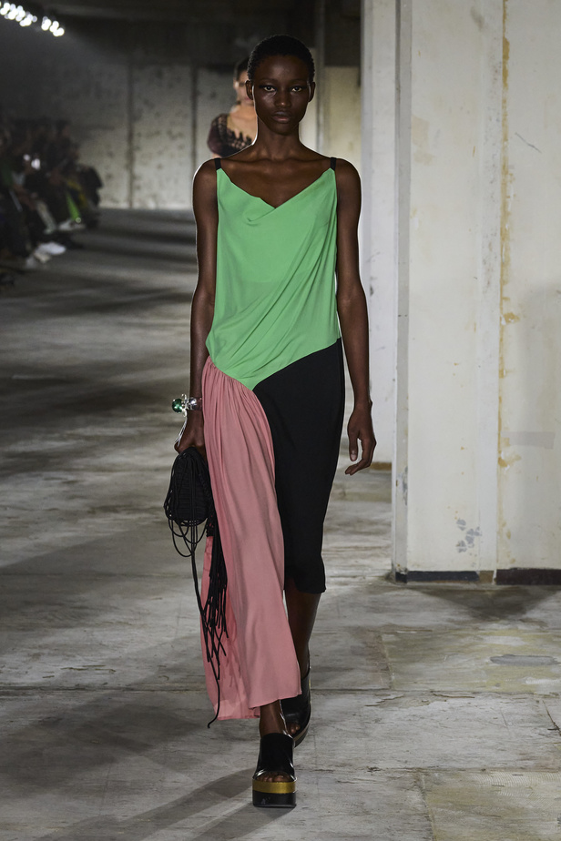 مجموعة Dries Van Noten لموسم ربيع وصيف 2023.. سحر الأسود وأناقة النقشات