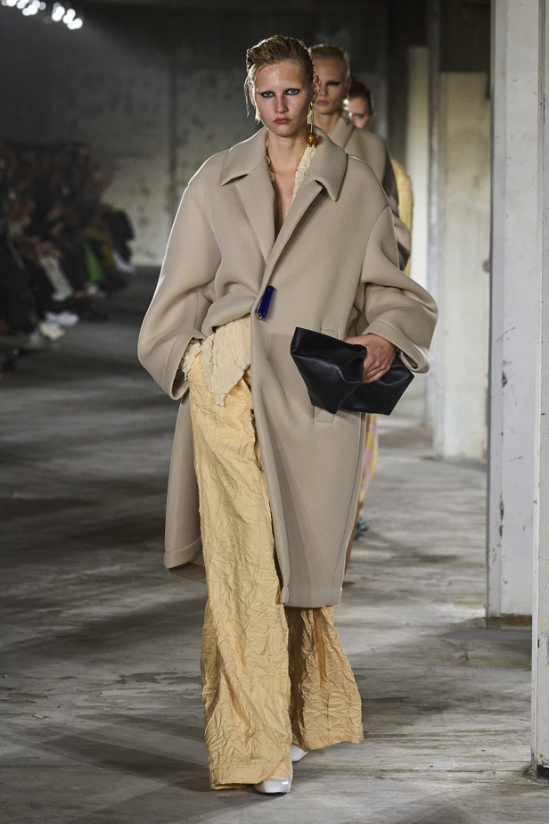 مجموعة Dries Van Noten لموسم ربيع وصيف 2023.. سحر الأسود وأناقة النقشات