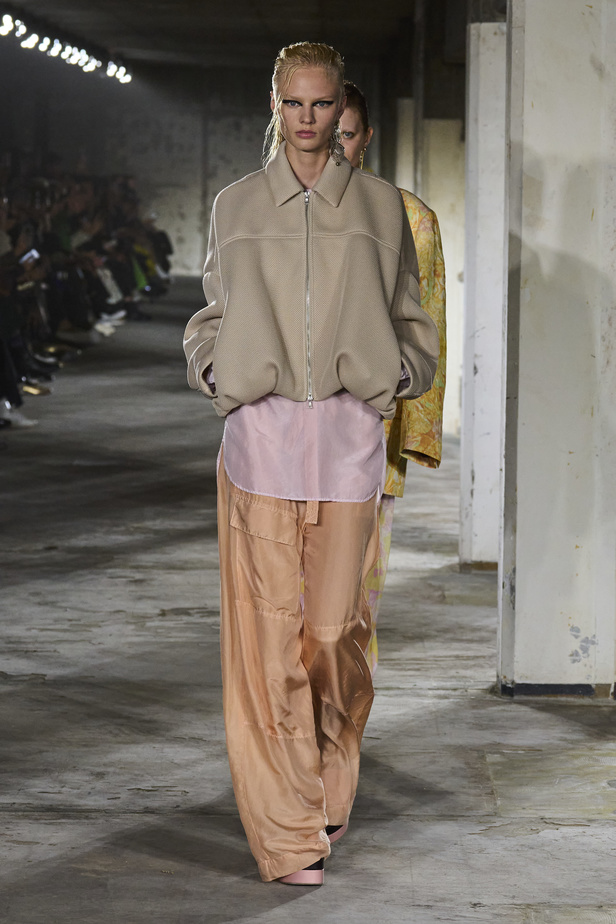 مجموعة Dries Van Noten لموسم ربيع وصيف 2023.. سحر الأسود وأناقة النقشات