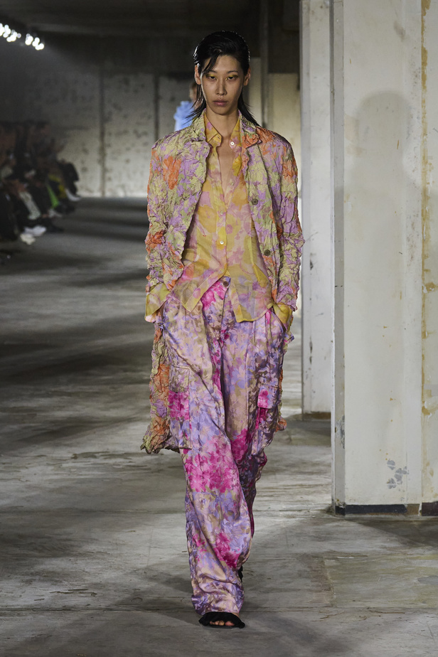 مجموعة Dries Van Noten لموسم ربيع وصيف 2023.. سحر الأسود وأناقة النقشات