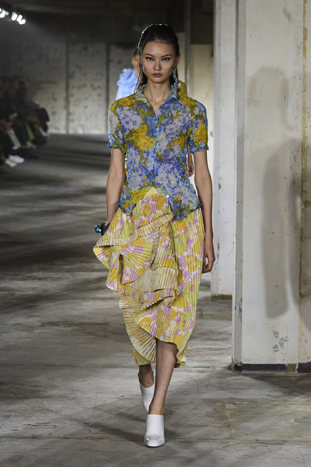 مجموعة Dries Van Noten لموسم ربيع وصيف 2023.. سحر الأسود وأناقة النقشات