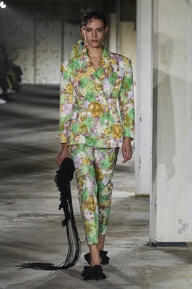 مجموعة Dries Van Noten لموسم ربيع وصيف 2023.. سحر الأسود وأناقة النقشات