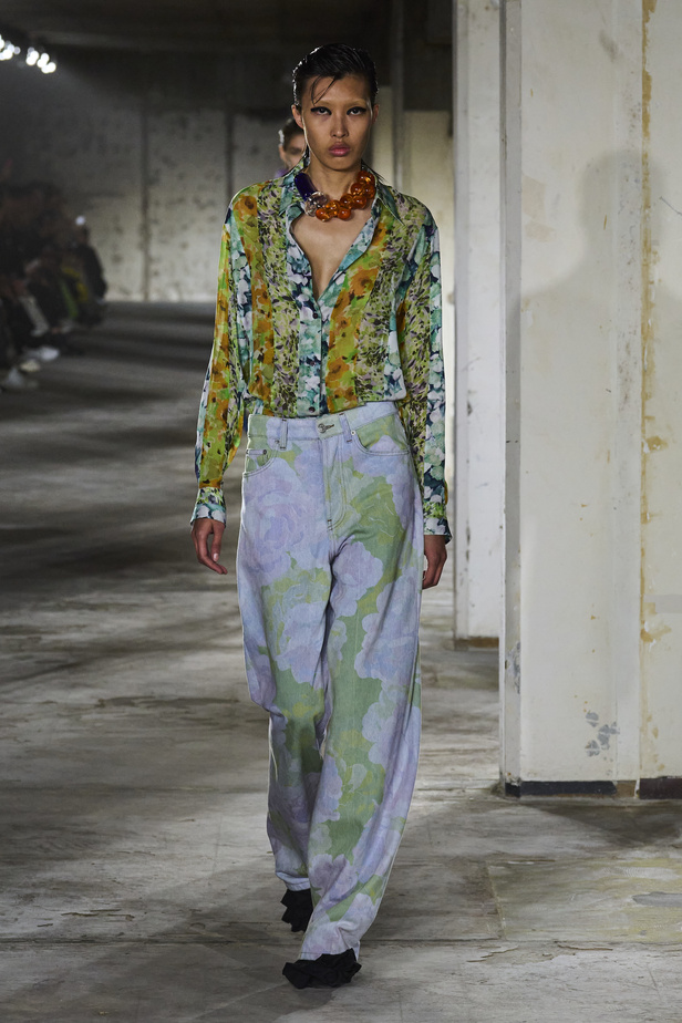 مجموعة Dries Van Noten لموسم ربيع وصيف 2023.. سحر الأسود وأناقة النقشات