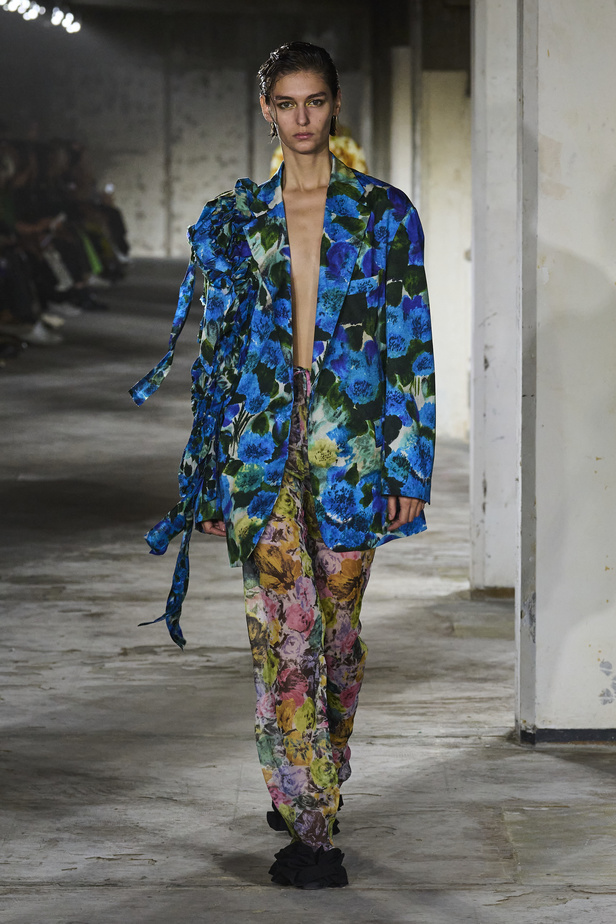 مجموعة Dries Van Noten لموسم ربيع وصيف 2023.. سحر الأسود وأناقة النقشات