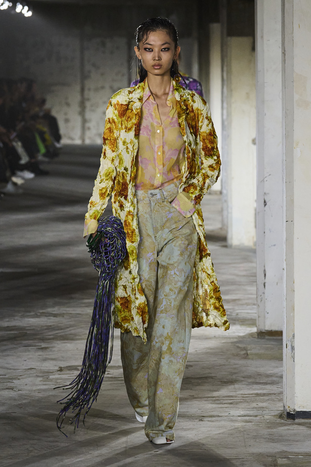 مجموعة Dries Van Noten لموسم ربيع وصيف 2023.. سحر الأسود وأناقة النقشات