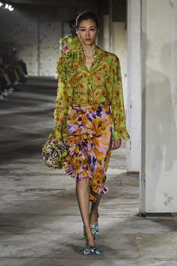 مجموعة Dries Van Noten لموسم ربيع وصيف 2023.. سحر الأسود وأناقة النقشات