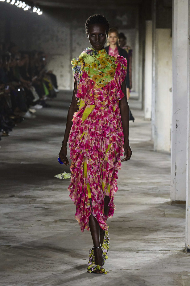 مجموعة Dries Van Noten لموسم ربيع وصيف 2023.. سحر الأسود وأناقة النقشات