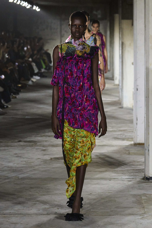 مجموعة Dries Van Noten لموسم ربيع وصيف 2023.. سحر الأسود وأناقة النقشات